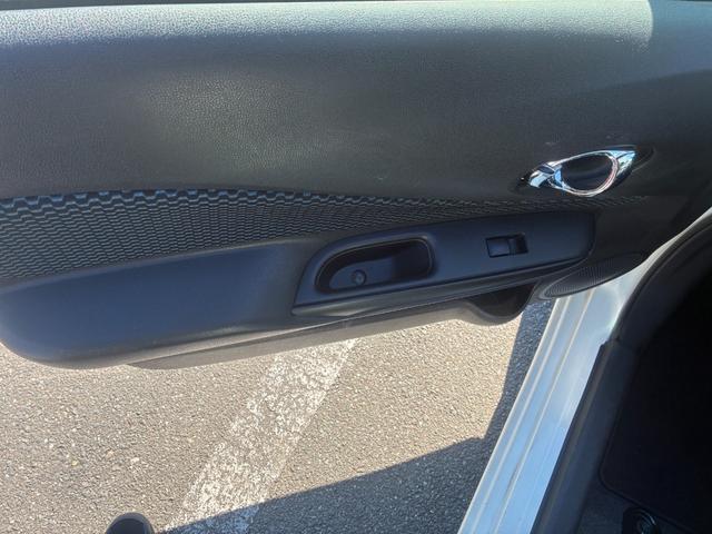 ノート Ｘ　ＤＩＧ－Ｓ　エマージェンシーブレーキパッケージ　ナビＴＶバックカメラアラウンドビューモニターＥＴＣ車載器禁煙車エマージェンシーブレーキ自動防眩式ルームミラーヒーター付ドアミラーホワイトパールスマートキーＰスタートイモビ衝突安全ボディースペアタイヤ付（46枚目）