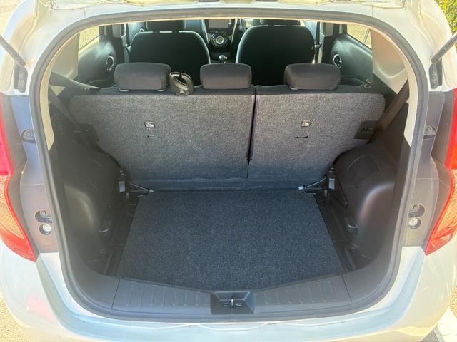 ノート Ｘ　ＤＩＧ－Ｓ　エマージェンシーブレーキパッケージ　ナビＴＶバックカメラアラウンドビューモニターＥＴＣ車載器禁煙車エマージェンシーブレーキ自動防眩式ルームミラーヒーター付ドアミラーホワイトパールスマートキーＰスタートイモビ衝突安全ボディースペアタイヤ付（60枚目）