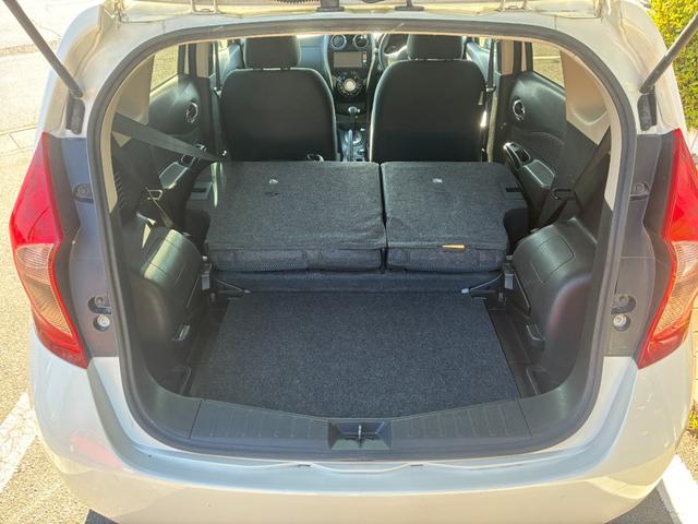 ノート Ｘ　ＤＩＧ－Ｓ　エマージェンシーブレーキパッケージ　ナビＴＶバックカメラアラウンドビューモニターＥＴＣ車載器禁煙車エマージェンシーブレーキ自動防眩式ルームミラーヒーター付ドアミラーホワイトパールスマートキーＰスタートイモビ衝突安全ボディースペアタイヤ付（62枚目）