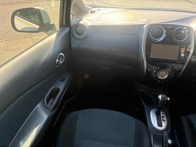 ノート Ｘ　ＤＩＧ－Ｓ　エマージェンシーブレーキパッケージ　ナビＴＶバックカメラアラウンドビューモニターＥＴＣ車載器禁煙車エマージェンシーブレーキ自動防眩式ルームミラーヒーター付ドアミラーホワイトパールスマートキーＰスタートイモビ衝突安全ボディースペアタイヤ付（67枚目）