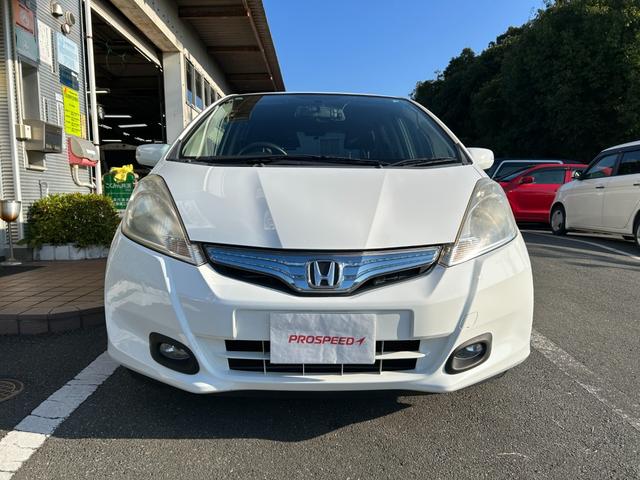 フィットハイブリッド ベースグレード 禁煙車ワンオーナーメンテナンスノート取説スペアキー付ハイブリッド車ナビTVドライブレコーダーETC車載器付ACPSPWキーレスエントリーフル装備衝突安全ボディークルーズコントロール(3枚目)