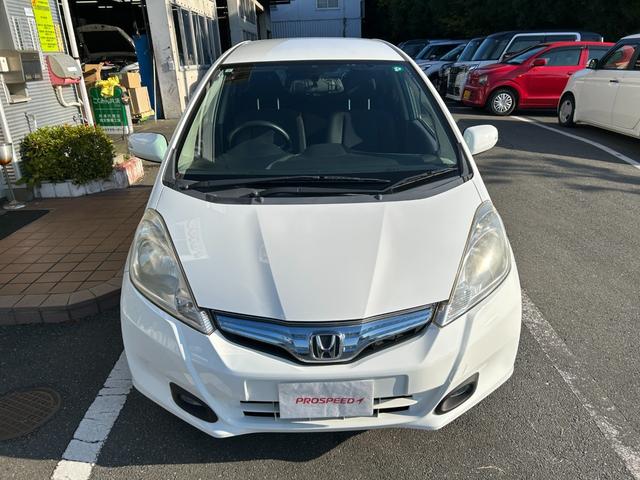 フィットハイブリッド ベースグレード 禁煙車ワンオーナーメンテナンスノート取説スペアキー付ハイブリッド車ナビTVドライブレコーダーETC車載器付ACPSPWキーレスエントリーフル装備衝突安全ボディークルーズコントロール(4枚目)