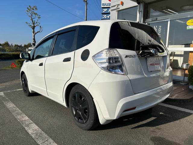 フィットハイブリッド ベースグレード 禁煙車ワンオーナーメンテナンスノート取説スペアキー付ハイブリッド車ナビTVドライブレコーダーETC車載器付ACPSPWキーレスエントリーフル装備衝突安全ボディークルーズコントロール(12枚目)
