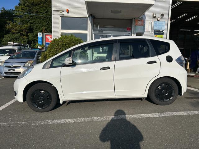 フィットハイブリッド ベースグレード 禁煙車ワンオーナーメンテナンスノート取説スペアキー付ハイブリッド車ナビTVドライブレコーダーETC車載器付ACPSPWキーレスエントリーフル装備衝突安全ボディークルーズコントロール(14枚目)