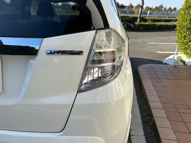 フィットハイブリッド ベースグレード 禁煙車ワンオーナーメンテナンスノート取説スペアキー付ハイブリッド車ナビTVドライブレコーダーETC車載器付ACPSPWキーレスエントリーフル装備衝突安全ボディークルーズコントロール(19枚目)