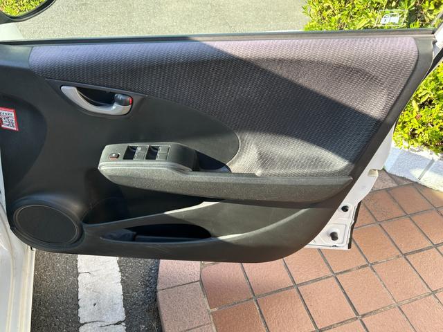 フィットハイブリッド ベースグレード 禁煙車ワンオーナーメンテナンスノート取説スペアキー付ハイブリッド車ナビTVドライブレコーダーETC車載器付ACPSPWキーレスエントリーフル装備衝突安全ボディークルーズコントロール(37枚目)