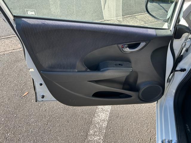 フィットハイブリッド ベースグレード 禁煙車ワンオーナーメンテナンスノート取説スペアキー付ハイブリッド車ナビTVドライブレコーダーETC車載器付ACPSPWキーレスエントリーフル装備衝突安全ボディークルーズコントロール(42枚目)