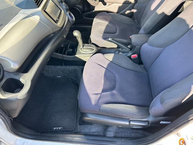 フィットハイブリッド ベースグレード 禁煙車ワンオーナーメンテナンスノート取説スペアキー付ハイブリッド車ナビTVドライブレコーダーETC車載器付ACPSPWキーレスエントリーフル装備衝突安全ボディークルーズコントロール(44枚目)