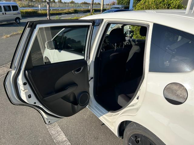 フィットハイブリッド ベースグレード 禁煙車ワンオーナーメンテナンスノート取説スペアキー付ハイブリッド車ナビTVドライブレコーダーETC車載器付ACPSPWキーレスエントリーフル装備衝突安全ボディークルーズコントロール(46枚目)