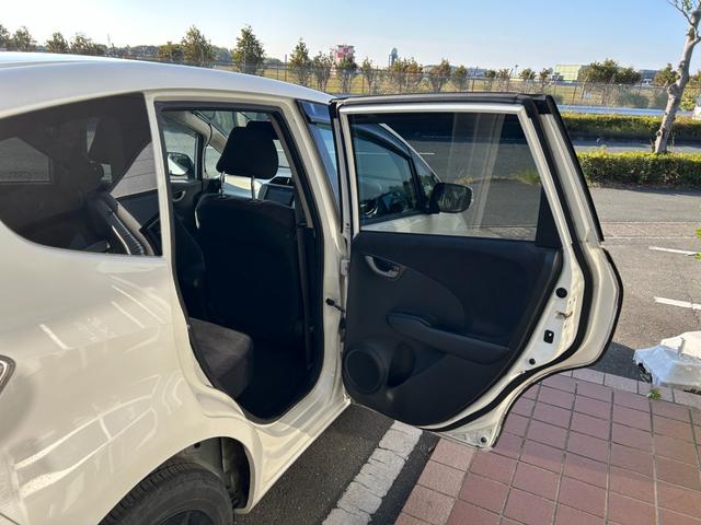 フィットハイブリッド ベースグレード 禁煙車ワンオーナーメンテナンスノート取説スペアキー付ハイブリッド車ナビTVドライブレコーダーETC車載器付ACPSPWキーレスエントリーフル装備衝突安全ボディークルーズコントロール(52枚目)