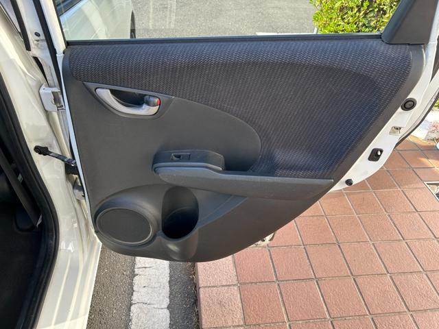 フィットハイブリッド ベースグレード 禁煙車ワンオーナーメンテナンスノート取説スペアキー付ハイブリッド車ナビTVドライブレコーダーETC車載器付ACPSPWキーレスエントリーフル装備衝突安全ボディークルーズコントロール(53枚目)