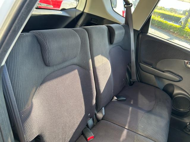 フィットハイブリッド ベースグレード 禁煙車ワンオーナーメンテナンスノート取説スペアキー付ハイブリッド車ナビTVドライブレコーダーETC車載器付ACPSPWキーレスエントリーフル装備衝突安全ボディークルーズコントロール(55枚目)