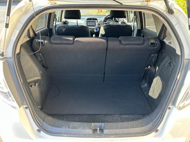 フィットハイブリッド ベースグレード 禁煙車ワンオーナーメンテナンスノート取説スペアキー付ハイブリッド車ナビTVドライブレコーダーETC車載器付ACPSPWキーレスエントリーフル装備衝突安全ボディークルーズコントロール(59枚目)