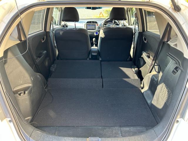 フィットハイブリッド ベースグレード 禁煙車ワンオーナーメンテナンスノート取説スペアキー付ハイブリッド車ナビTVドライブレコーダーETC車載器付ACPSPWキーレスエントリーフル装備衝突安全ボディークルーズコントロール(60枚目)