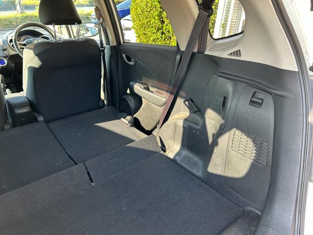 フィットハイブリッド ベースグレード 禁煙車ワンオーナーメンテナンスノート取説スペアキー付ハイブリッド車ナビTVドライブレコーダーETC車載器付ACPSPWキーレスエントリーフル装備衝突安全ボディークルーズコントロール(62枚目)