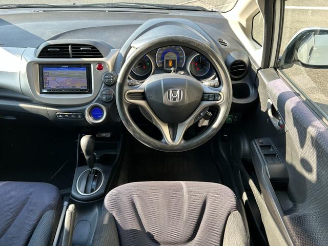 フィットハイブリッド ベースグレード 禁煙車ワンオーナーメンテナンスノート取説スペアキー付ハイブリッド車ナビTVドライブレコーダーETC車載器付ACPSPWキーレスエントリーフル装備衝突安全ボディークルーズコントロール(64枚目)