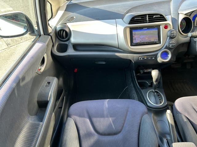 フィットハイブリッド ベースグレード 禁煙車ワンオーナーメンテナンスノート取説スペアキー付ハイブリッド車ナビTVドライブレコーダーETC車載器付ACPSPWキーレスエントリーフル装備衝突安全ボディークルーズコントロール(65枚目)