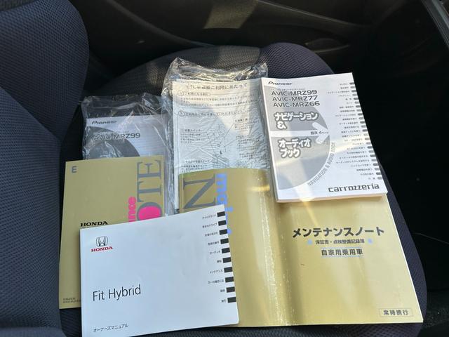 フィットハイブリッド ベースグレード 禁煙車ワンオーナーメンテナンスノート取説スペアキー付ハイブリッド車ナビTVドライブレコーダーETC車載器付ACPSPWキーレスエントリーフル装備衝突安全ボディークルーズコントロール(79枚目)