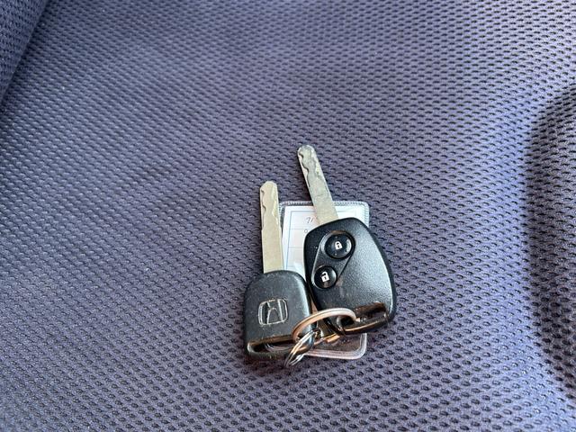 フィットハイブリッド ベースグレード 禁煙車ワンオーナーメンテナンスノート取説スペアキー付ハイブリッド車ナビTVドライブレコーダーETC車載器付ACPSPWキーレスエントリーフル装備衝突安全ボディークルーズコントロール(80枚目)