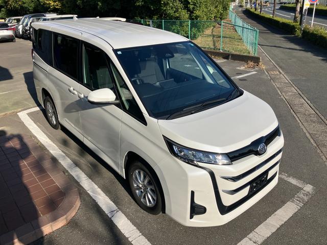ノア Ｇ　冠水歴車４ＷＤナビバックカメラＢＴオーディオ対応ＥＴＣ２．０セーフティセンス衝突軽減ブレーキプリクラッシュセーフティーオートマチックハイビームスマートキーＰスタート禁煙レーダークルコン３列シート８名乗（4枚目）