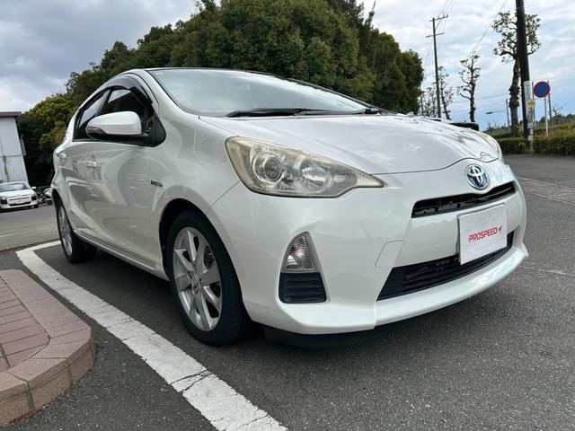 アクア Ｇ　ナビＴＶバックカメラＥＴＣ車載器スマートキー２本Ｐスタートイモビライザー禁煙車スペアタイヤ付純正アルミ革巻きハンドル衝突安全ボディーリヤスポイラーハイブリッド車ホワイトパール電格ミラーオートエアコン付（5枚目）