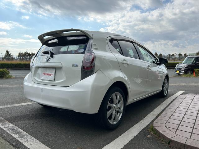 アクア Ｇ　ナビＴＶバックカメラＥＴＣ車載器スマートキー２本Ｐスタートイモビライザー禁煙車スペアタイヤ付純正アルミ革巻きハンドル衝突安全ボディーリヤスポイラーハイブリッド車ホワイトパール電格ミラーオートエアコン付（8枚目）