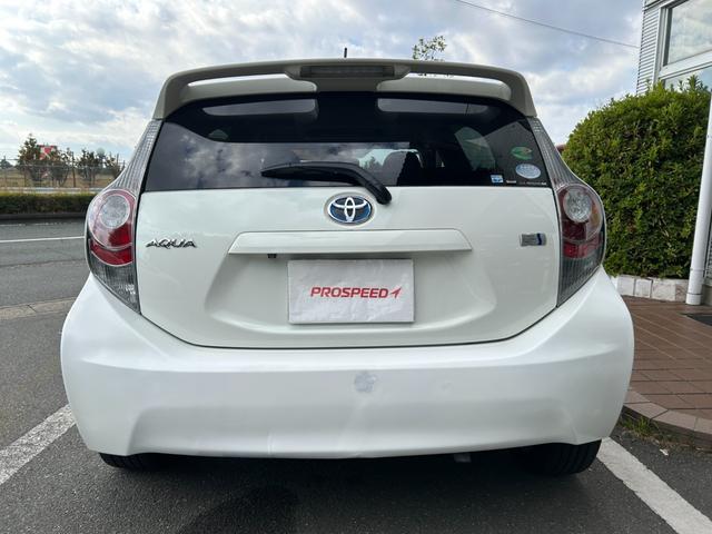 アクア Ｇ　ナビＴＶバックカメラＥＴＣ車載器スマートキー２本Ｐスタートイモビライザー禁煙車スペアタイヤ付純正アルミ革巻きハンドル衝突安全ボディーリヤスポイラーハイブリッド車ホワイトパール電格ミラーオートエアコン付（10枚目）