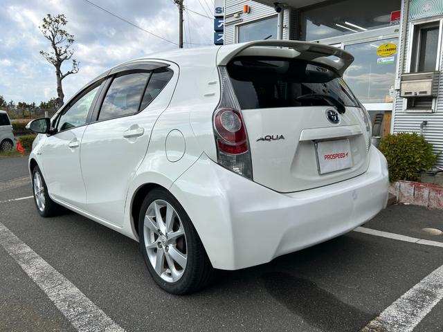アクア Ｇ　ナビＴＶバックカメラＥＴＣ車載器スマートキー２本Ｐスタートイモビライザー禁煙車スペアタイヤ付純正アルミ革巻きハンドル衝突安全ボディーリヤスポイラーハイブリッド車ホワイトパール電格ミラーオートエアコン付（12枚目）