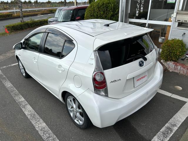 アクア Ｇ　ナビＴＶバックカメラＥＴＣ車載器スマートキー２本Ｐスタートイモビライザー禁煙車スペアタイヤ付純正アルミ革巻きハンドル衝突安全ボディーリヤスポイラーハイブリッド車ホワイトパール電格ミラーオートエアコン付（13枚目）