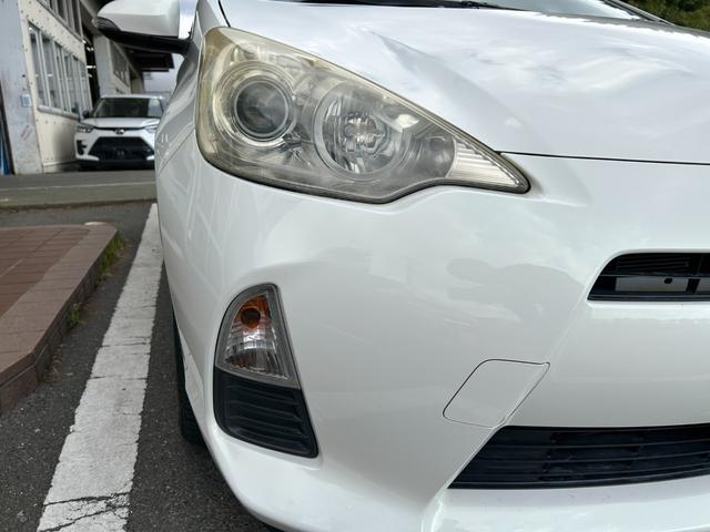 アクア Ｇ　ナビＴＶバックカメラＥＴＣ車載器スマートキー２本Ｐスタートイモビライザー禁煙車スペアタイヤ付純正アルミ革巻きハンドル衝突安全ボディーリヤスポイラーハイブリッド車ホワイトパール電格ミラーオートエアコン付（17枚目）