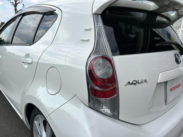 アクア Ｇ　ナビＴＶバックカメラＥＴＣ車載器スマートキー２本Ｐスタートイモビライザー禁煙車スペアタイヤ付純正アルミ革巻きハンドル衝突安全ボディーリヤスポイラーハイブリッド車ホワイトパール電格ミラーオートエアコン付（22枚目）
