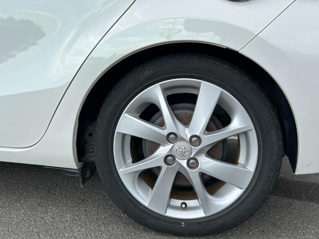 アクア Ｇ　ナビＴＶバックカメラＥＴＣ車載器スマートキー２本Ｐスタートイモビライザー禁煙車スペアタイヤ付純正アルミ革巻きハンドル衝突安全ボディーリヤスポイラーハイブリッド車ホワイトパール電格ミラーオートエアコン付（32枚目）