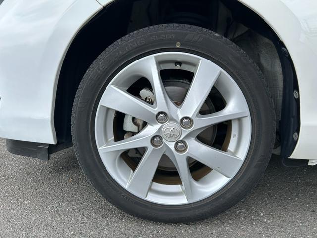 アクア Ｇ　ナビＴＶバックカメラＥＴＣ車載器スマートキー２本Ｐスタートイモビライザー禁煙車スペアタイヤ付純正アルミ革巻きハンドル衝突安全ボディーリヤスポイラーハイブリッド車ホワイトパール電格ミラーオートエアコン付（33枚目）