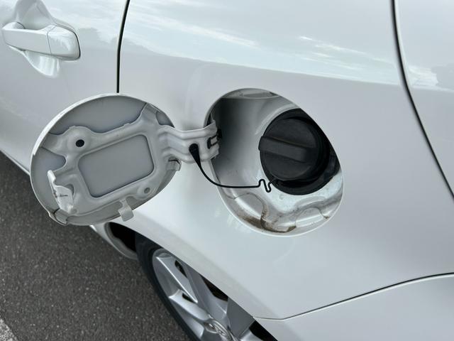 アクア Ｇ　ナビＴＶバックカメラＥＴＣ車載器スマートキー２本Ｐスタートイモビライザー禁煙車スペアタイヤ付純正アルミ革巻きハンドル衝突安全ボディーリヤスポイラーハイブリッド車ホワイトパール電格ミラーオートエアコン付（34枚目）