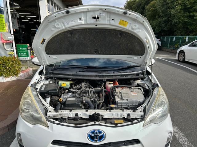 アクア Ｇ　ナビＴＶバックカメラＥＴＣ車載器スマートキー２本Ｐスタートイモビライザー禁煙車スペアタイヤ付純正アルミ革巻きハンドル衝突安全ボディーリヤスポイラーハイブリッド車ホワイトパール電格ミラーオートエアコン付（35枚目）