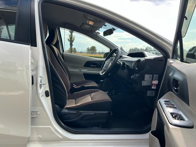 アクア Ｇ　ナビＴＶバックカメラＥＴＣ車載器スマートキー２本Ｐスタートイモビライザー禁煙車スペアタイヤ付純正アルミ革巻きハンドル衝突安全ボディーリヤスポイラーハイブリッド車ホワイトパール電格ミラーオートエアコン付（41枚目）
