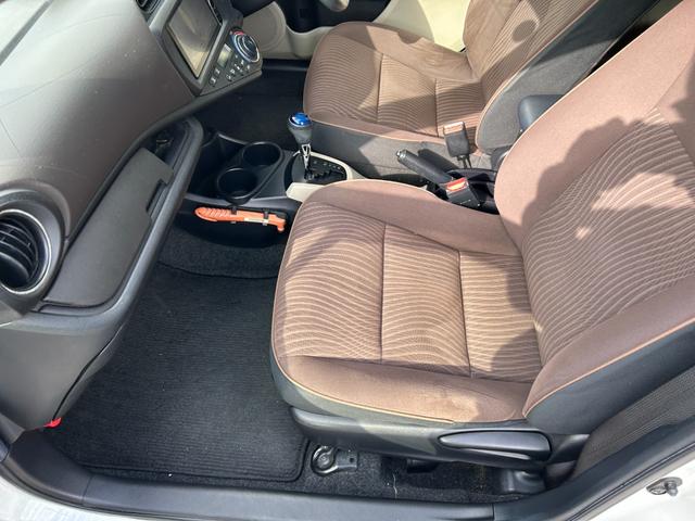 アクア Ｇ　ナビＴＶバックカメラＥＴＣ車載器スマートキー２本Ｐスタートイモビライザー禁煙車スペアタイヤ付純正アルミ革巻きハンドル衝突安全ボディーリヤスポイラーハイブリッド車ホワイトパール電格ミラーオートエアコン付（45枚目）