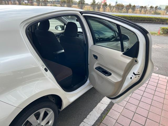アクア Ｇ　ナビＴＶバックカメラＥＴＣ車載器スマートキー２本Ｐスタートイモビライザー禁煙車スペアタイヤ付純正アルミ革巻きハンドル衝突安全ボディーリヤスポイラーハイブリッド車ホワイトパール電格ミラーオートエアコン付（52枚目）