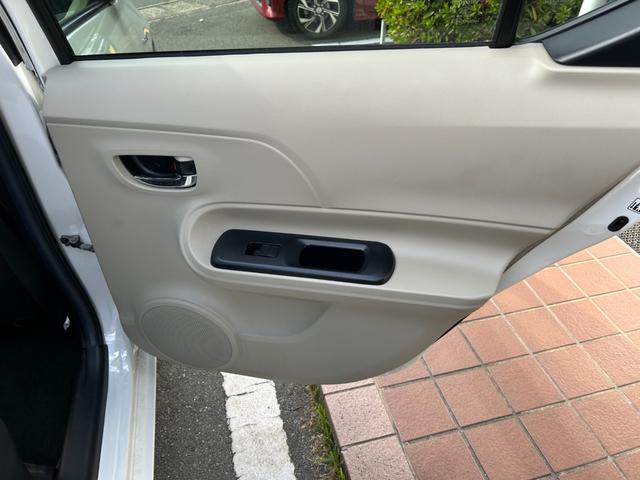 アクア Ｇ　ナビＴＶバックカメラＥＴＣ車載器スマートキー２本Ｐスタートイモビライザー禁煙車スペアタイヤ付純正アルミ革巻きハンドル衝突安全ボディーリヤスポイラーハイブリッド車ホワイトパール電格ミラーオートエアコン付（53枚目）