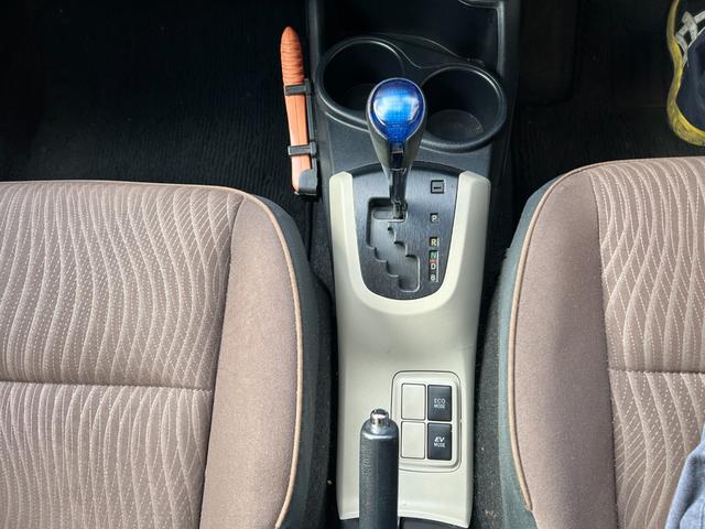 アクア Ｇ　ナビＴＶバックカメラＥＴＣ車載器スマートキー２本Ｐスタートイモビライザー禁煙車スペアタイヤ付純正アルミ革巻きハンドル衝突安全ボディーリヤスポイラーハイブリッド車ホワイトパール電格ミラーオートエアコン付（73枚目）