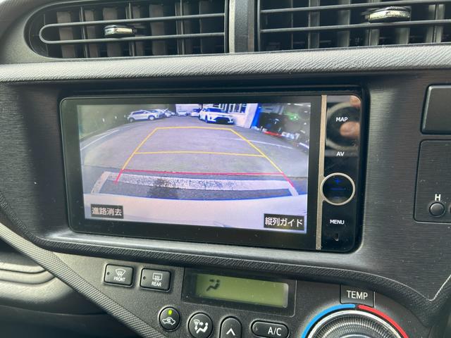 アクア Ｇ　ナビＴＶバックカメラＥＴＣ車載器スマートキー２本Ｐスタートイモビライザー禁煙車スペアタイヤ付純正アルミ革巻きハンドル衝突安全ボディーリヤスポイラーハイブリッド車ホワイトパール電格ミラーオートエアコン付（77枚目）