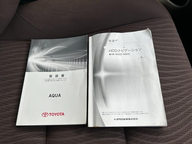 アクア Ｇ　ナビＴＶバックカメラＥＴＣ車載器スマートキー２本Ｐスタートイモビライザー禁煙車スペアタイヤ付純正アルミ革巻きハンドル衝突安全ボディーリヤスポイラーハイブリッド車ホワイトパール電格ミラーオートエアコン付（79枚目）