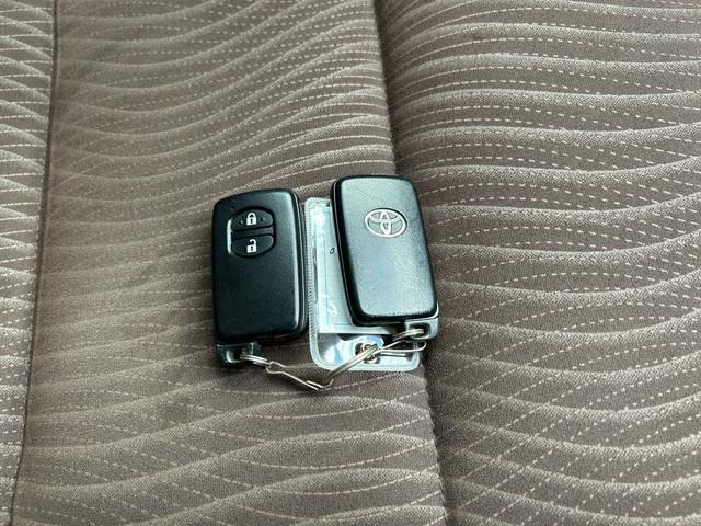 アクア Ｇ　ナビＴＶバックカメラＥＴＣ車載器スマートキー２本Ｐスタートイモビライザー禁煙車スペアタイヤ付純正アルミ革巻きハンドル衝突安全ボディーリヤスポイラーハイブリッド車ホワイトパール電格ミラーオートエアコン付（80枚目）