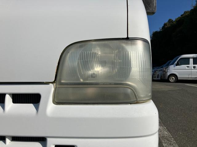 キャリイトラック ＫＵ　４ＷＤ５ＭＴ３方開きエアコンパワステ付ＡＭＦＭラジオ禁煙車ガソリン車ゲートアッパープレート荷台ゴムマットメンテナンスノート取説付き荷台内寸長１９２ｃｍ幅１３８ｃｍ高さ２８ｃｍ（16枚目）