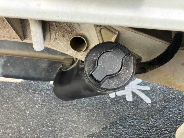 キャリイトラック ＫＵ　４ＷＤ５ＭＴ３方開きエアコンパワステ付ＡＭＦＭラジオ禁煙車ガソリン車ゲートアッパープレート荷台ゴムマットメンテナンスノート取説付き荷台内寸長１９２ｃｍ幅１３８ｃｍ高さ２８ｃｍ（26枚目）