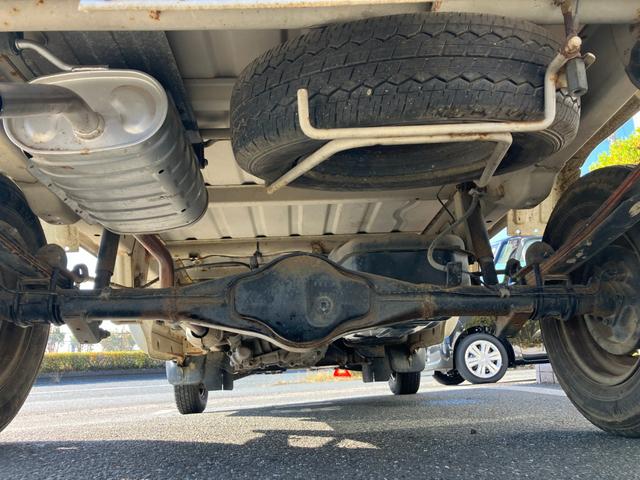 キャリイトラック ＫＵ　４ＷＤ５ＭＴ３方開きエアコンパワステ付ＡＭＦＭラジオ禁煙車ガソリン車ゲートアッパープレート荷台ゴムマットメンテナンスノート取説付き荷台内寸長１９２ｃｍ幅１３８ｃｍ高さ２８ｃｍ（33枚目）