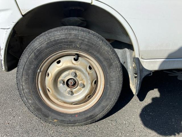 キャリイトラック ＫＵ　４ＷＤ５ＭＴ３方開きエアコンパワステ付ＡＭＦＭラジオ禁煙車ガソリン車ゲートアッパープレート荷台ゴムマットメンテナンスノート取説付き荷台内寸長１９２ｃｍ幅１３８ｃｍ高さ２８ｃｍ（35枚目）