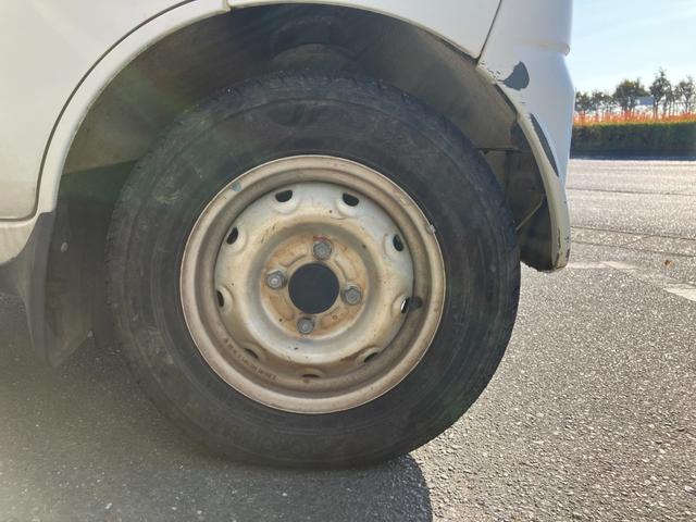 キャリイトラック ＫＵ　４ＷＤ５ＭＴ３方開きエアコンパワステ付ＡＭＦＭラジオ禁煙車ガソリン車ゲートアッパープレート荷台ゴムマットメンテナンスノート取説付き荷台内寸長１９２ｃｍ幅１３８ｃｍ高さ２８ｃｍ（36枚目）