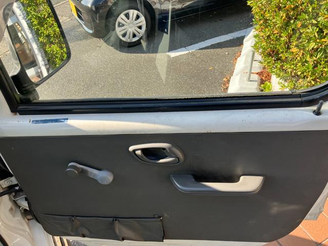 キャリイトラック ＫＵ　４ＷＤ５ＭＴ３方開きエアコンパワステ付ＡＭＦＭラジオ禁煙車ガソリン車ゲートアッパープレート荷台ゴムマットメンテナンスノート取説付き荷台内寸長１９２ｃｍ幅１３８ｃｍ高さ２８ｃｍ（42枚目）