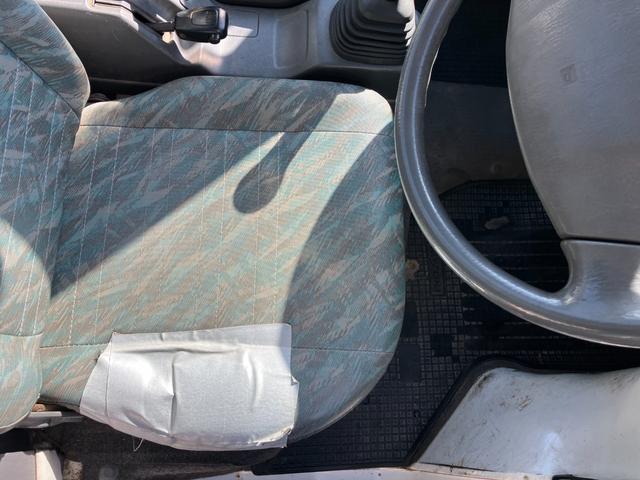 キャリイトラック ＫＵ　４ＷＤ５ＭＴ３方開きエアコンパワステ付ＡＭＦＭラジオ禁煙車ガソリン車ゲートアッパープレート荷台ゴムマットメンテナンスノート取説付き荷台内寸長１９２ｃｍ幅１３８ｃｍ高さ２８ｃｍ（44枚目）